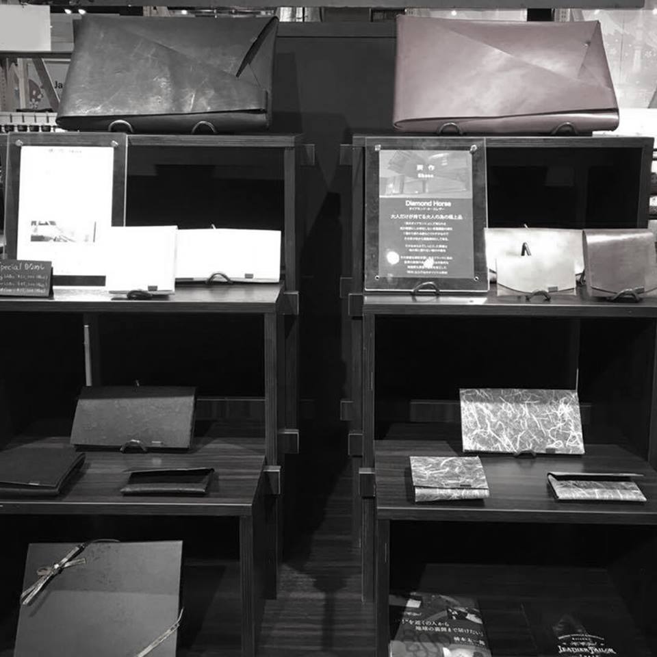 勤務地は姫路城?!一枚の革を縫わずに折って仕立てたサイフ「所作」の制作のカバー写真