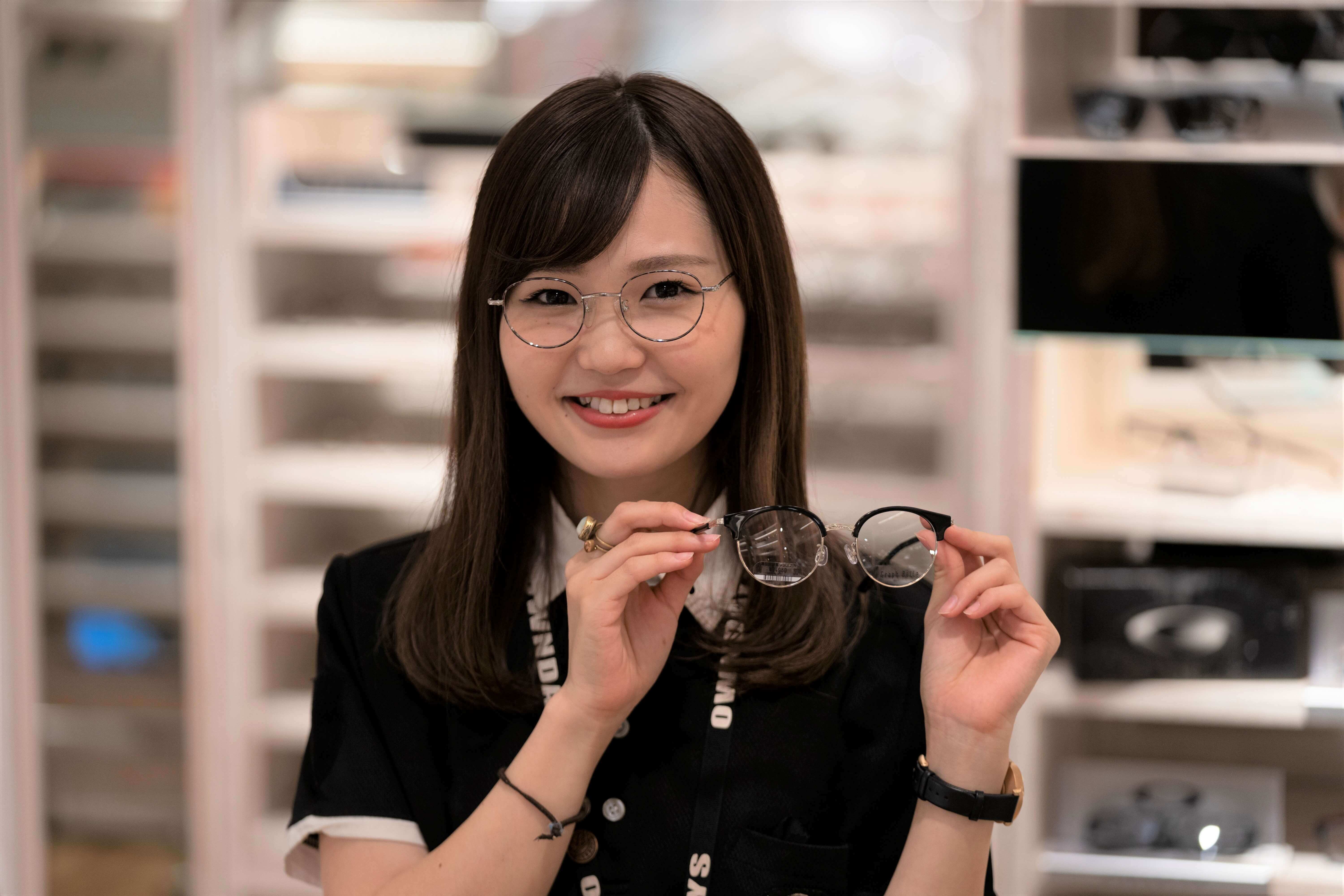 ●洗練された製品が国内外で大人気|メガネのファストファッションブランド|接客販売のカバー写真