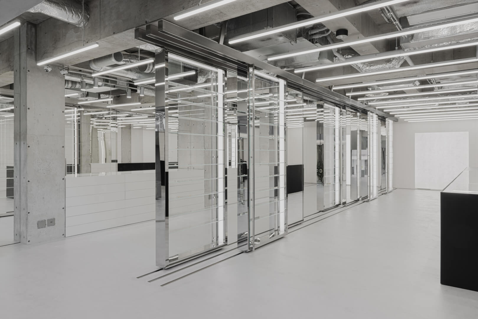 企業のカバー写真