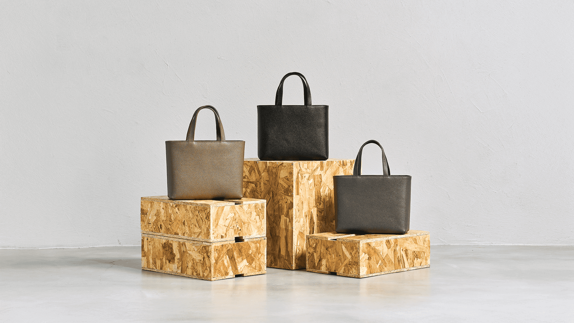 服装髪ネイル自由！マーケも学べるレザーバッグの販売スタッフ募集｜HushTug