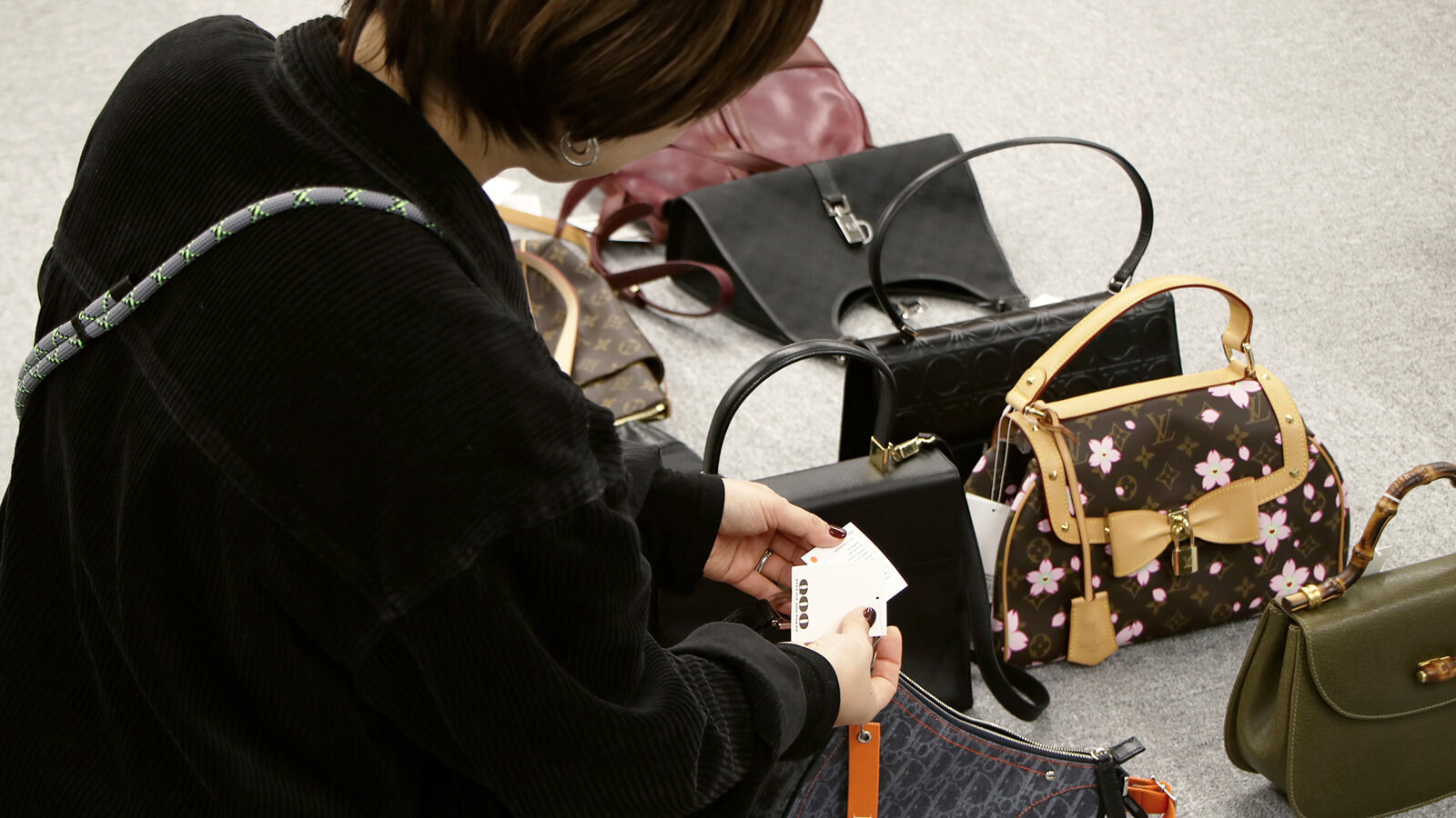 【商品管理｜渋谷】ブランド品の仕入れや管理／未経験歓迎／服装・髪色ネイル自由