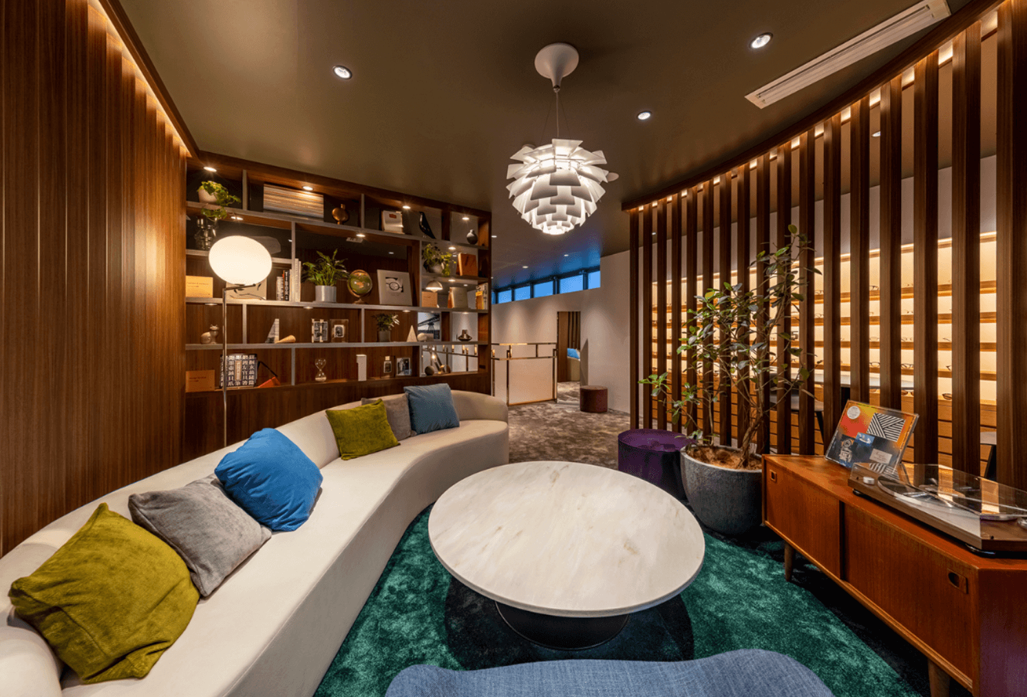 【27卒本選考】『EYEVAN』月給30万！新卒1年目から成長したいあなたへ