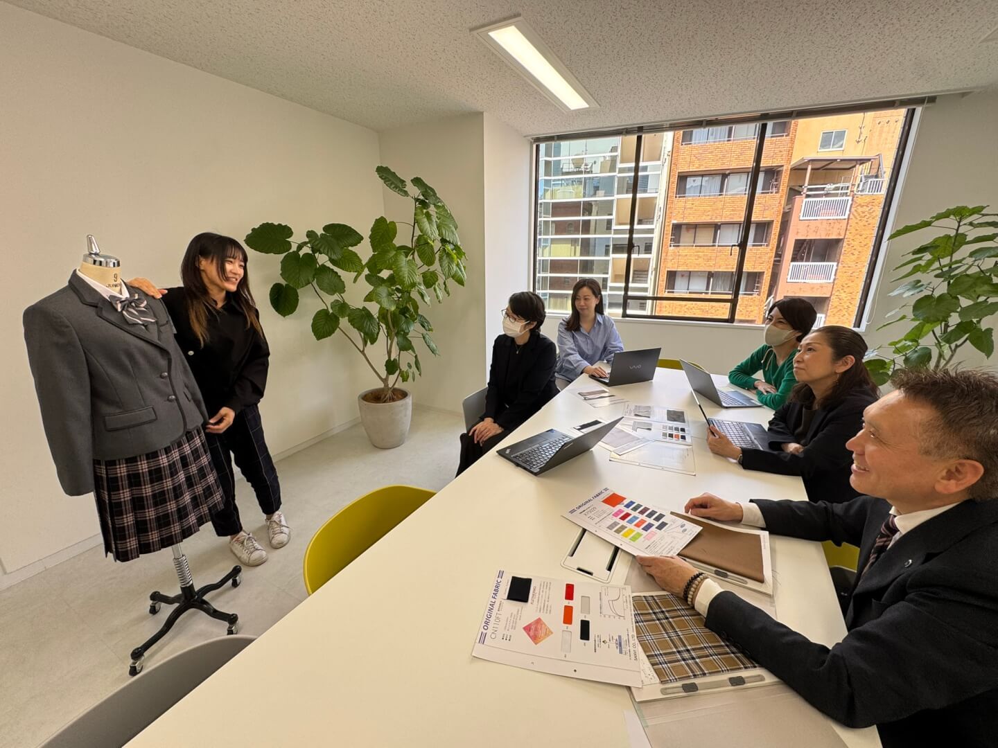 ★学校制服やユニフォームの企画営業★年休123日／夏休み18日間も！