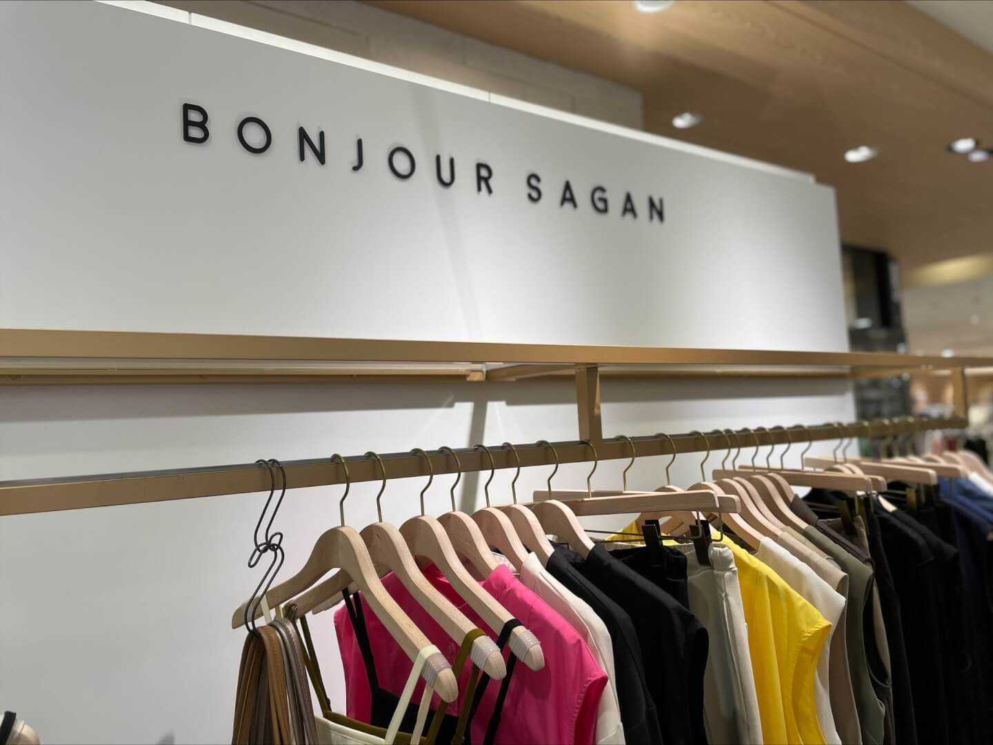 【SNS運用+販売担当】BONJOUR SAGAN阪神梅田店 店長候補のカバー写真
