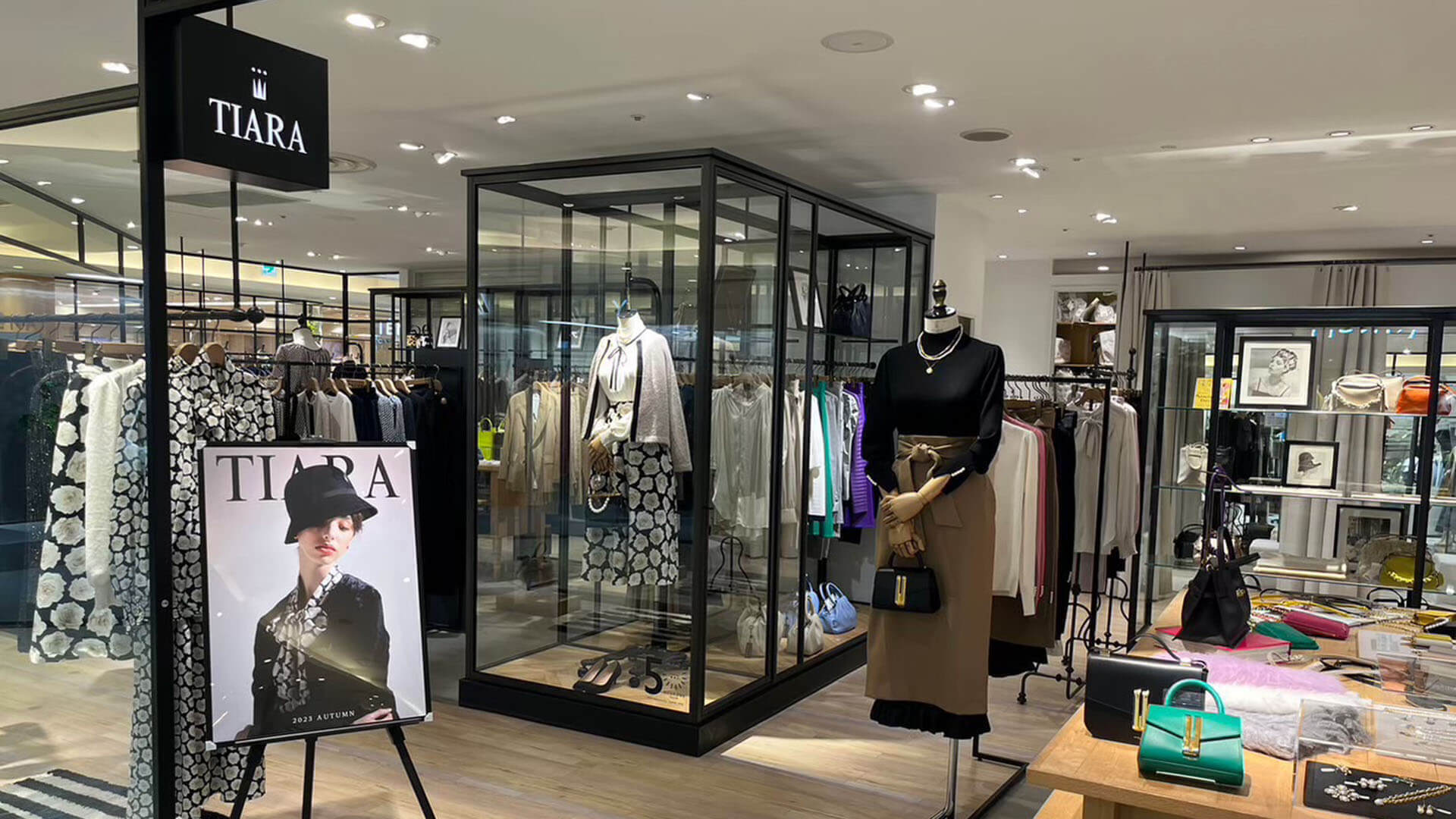 【販売職】TIARAにて正社員募集★全国転勤なし＆人柄重視<新宿｜首都圏>