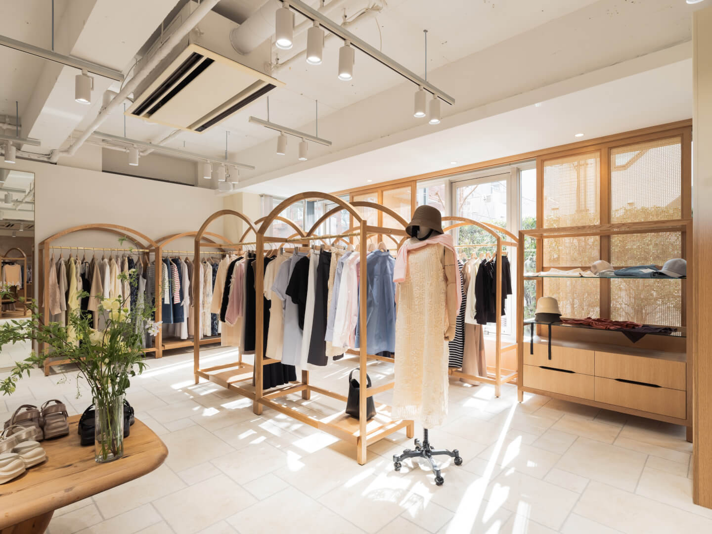 ＜東京・正社員＞小柄女性向けブランドCOHINAのSV・VMDを募集！