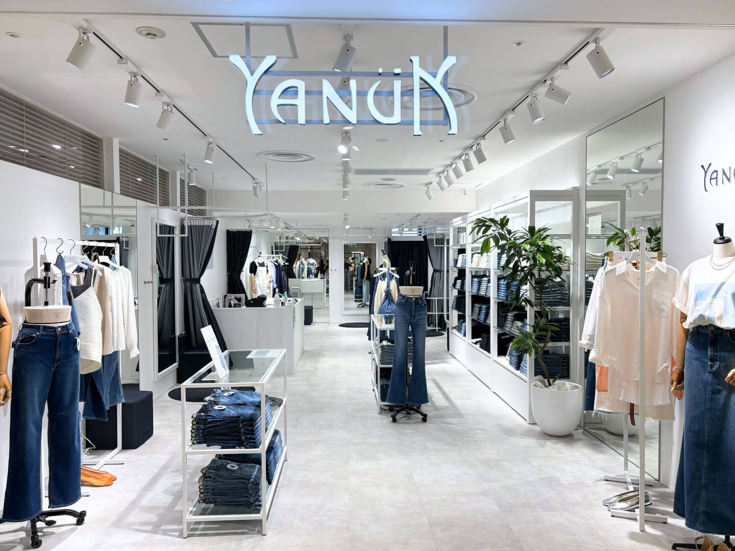 【販売スタッフ】デニムブランド『YANUK』｜*新宿店* 個人ノルマなし！
