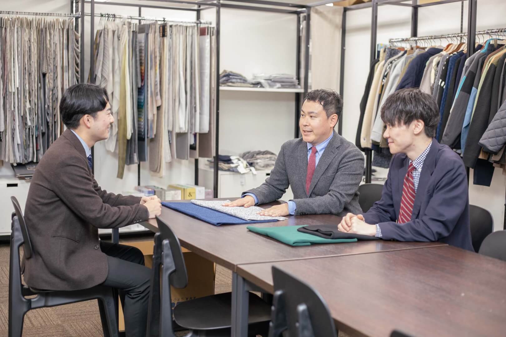 【東京】アパレルOEM営業/海外経験・語学力を活かす/年間休日120日