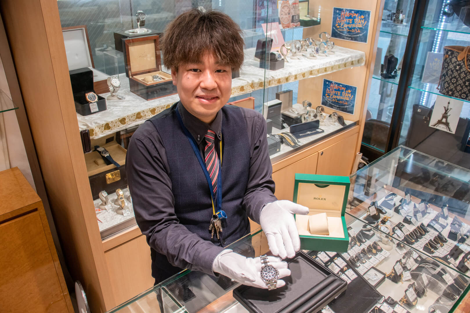 【販売・事務】麻布でブランド品の店頭販売｜未経験OK｜遠方の方WEB面接可