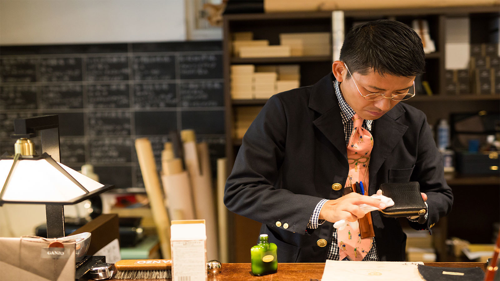 【21卒】オリジナルブランドの革財布やカバンなどの販売スタッフ募集のカバー写真