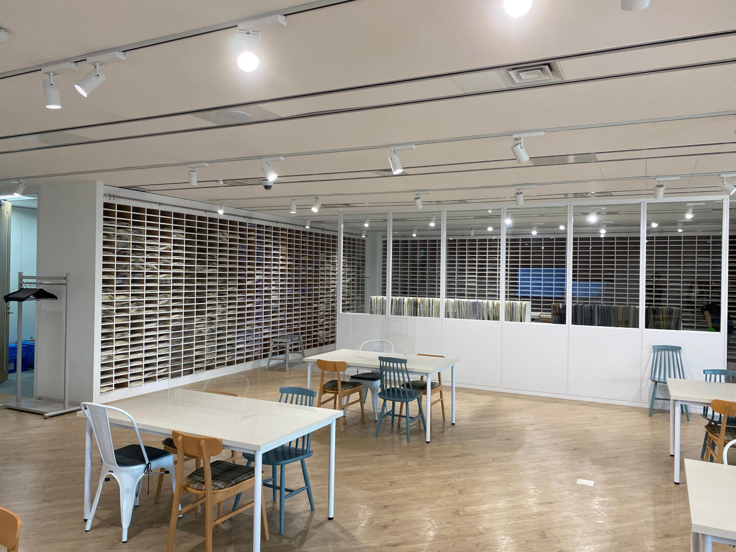 テキスタイルショールームの受付【来客応対・テキスタイルサンプルピックアップなど】