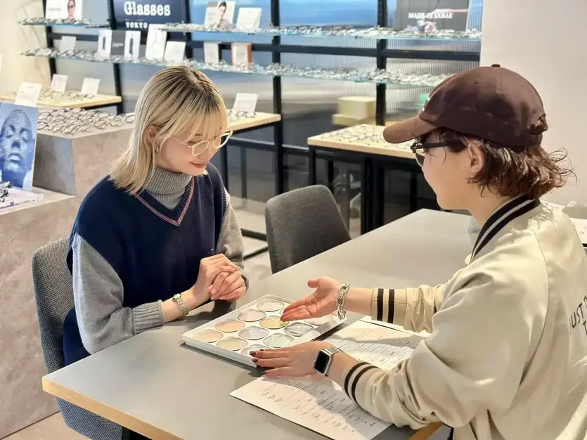 【27新卒・総合職】アイウェアスタイリスト／私服・ネイル◎個性を活かして働くのカバー写真