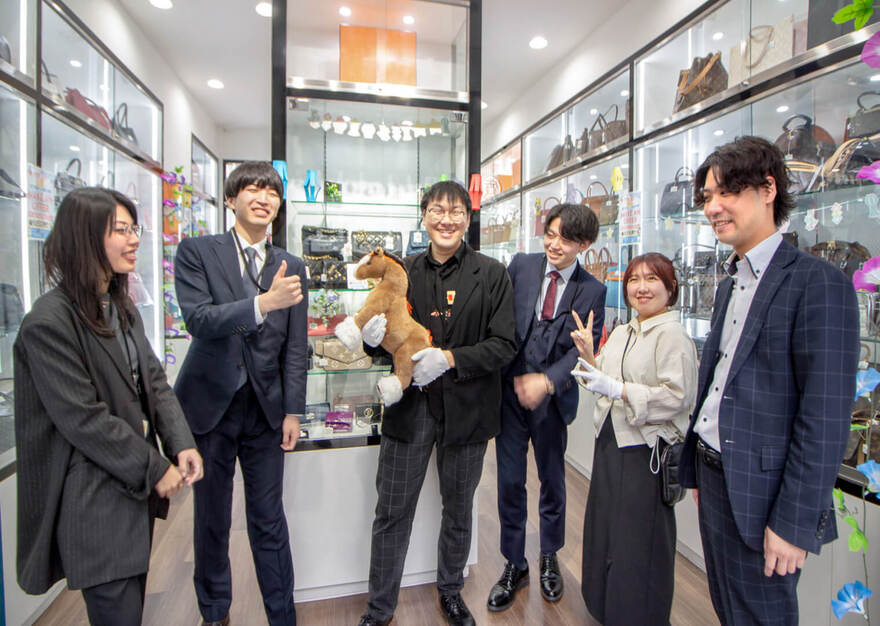 【販売ノルマなし】リユースブランド専門店での接客販売/残業ほぼなし/月給25万～のカバー写真