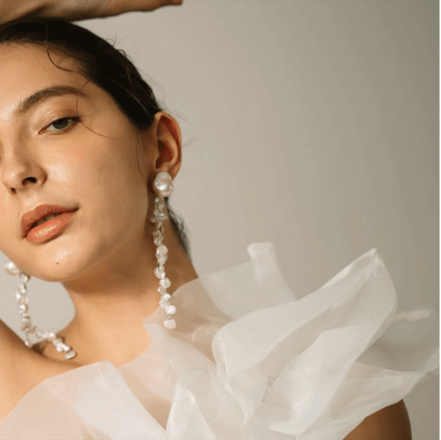 【銀座】ジュエリーの商品企画・生産管理/年収420万円以上・年休125日のカバー写真