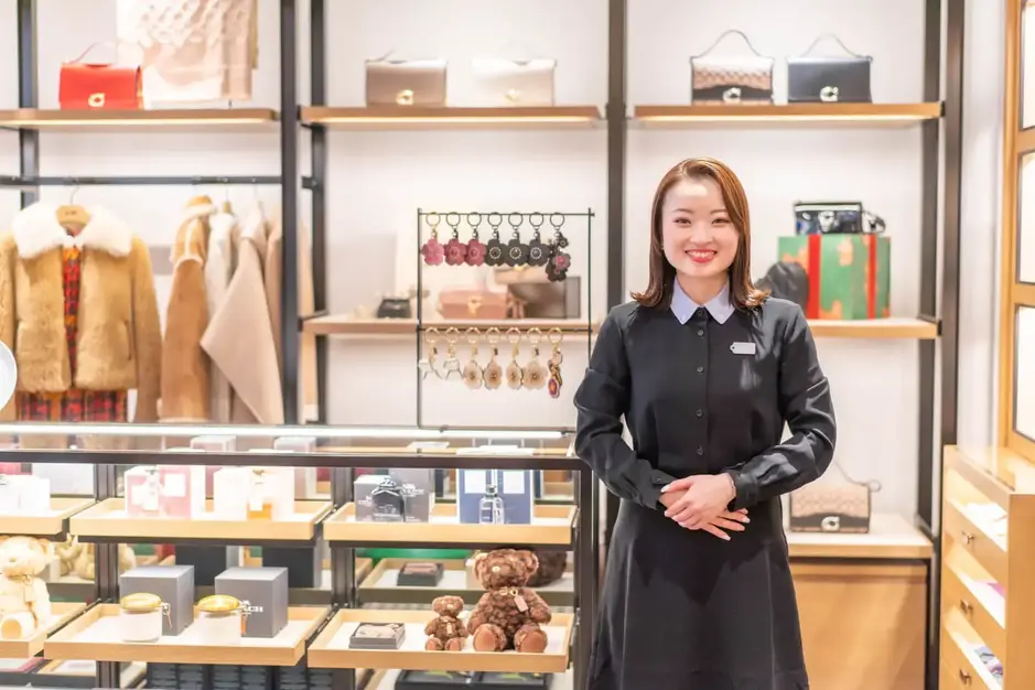 長期【COACH×入間／アウトレット】時給1,230～1,300円／接客販売のカバー写真