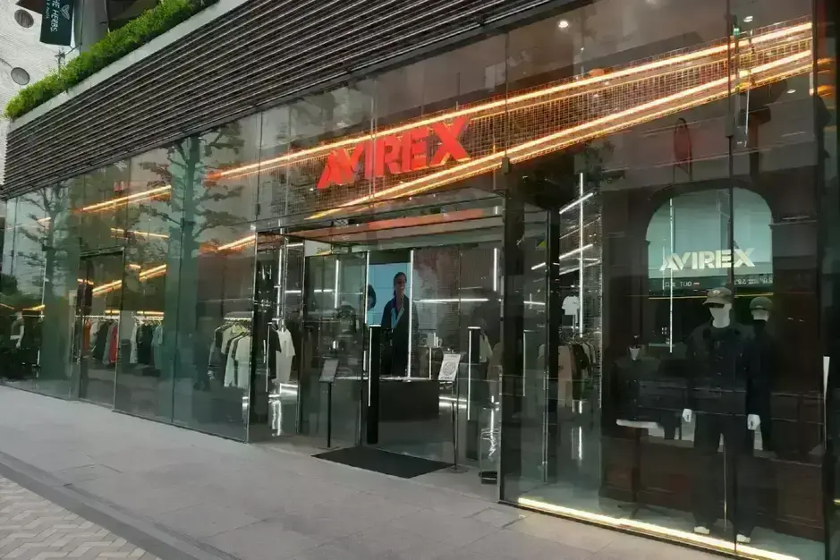 【AVIREX / 難波】アパレル販売／未経験者活躍中／社員登用ありのカバー写真
