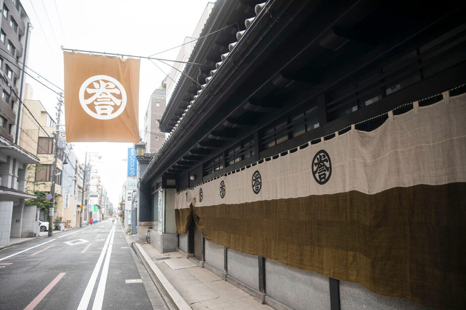 創業280年を超える老舗帯匠の仕掛けるラグジュアリーブランド　販売スタッフのカバー写真