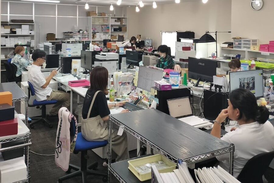 【ブランド品のEC運営/事務】ブランド知識が身に付く｜駅チカ｜未経験OK！のカバー写真