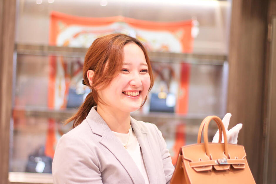 【買取接客千代田区】ブランド査定｜未経験で鑑定士を目指せる｜アパレル経験を活かすのカバー写真