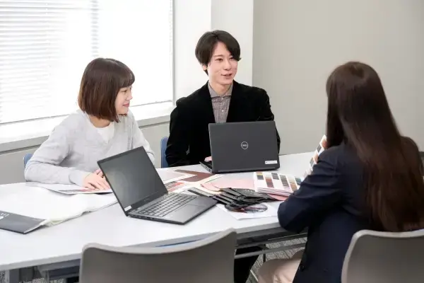 【4℃グループ】未経験・第2新卒歓迎！アパレル商社での企画提案営業をお任せしますのカバー写真