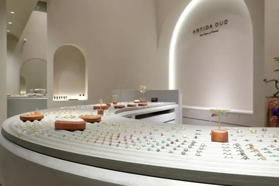 【ジュエリー販売｜ルクア大阪】個人予算なし／週3日以上／時給1500円のカバー写真