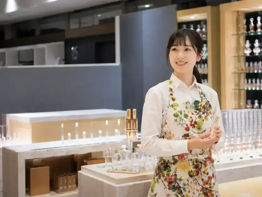 販売経験より、誰かに寄り添う気持ちが活きる仕事｜未経験歓迎｜接客販売員【梅田】のカバー写真
