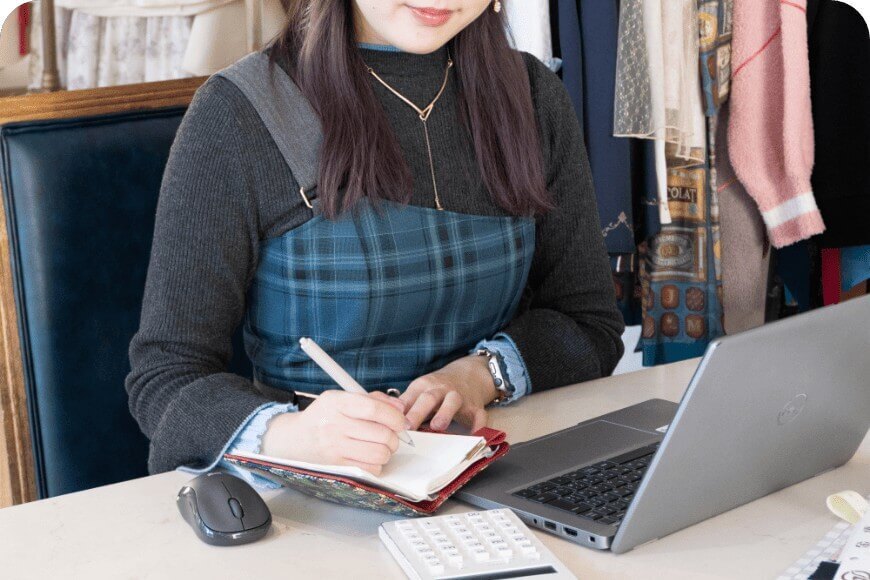 【生産管理｜正社員】MAYLA｜セカイをときめかせるブランドのカバー写真