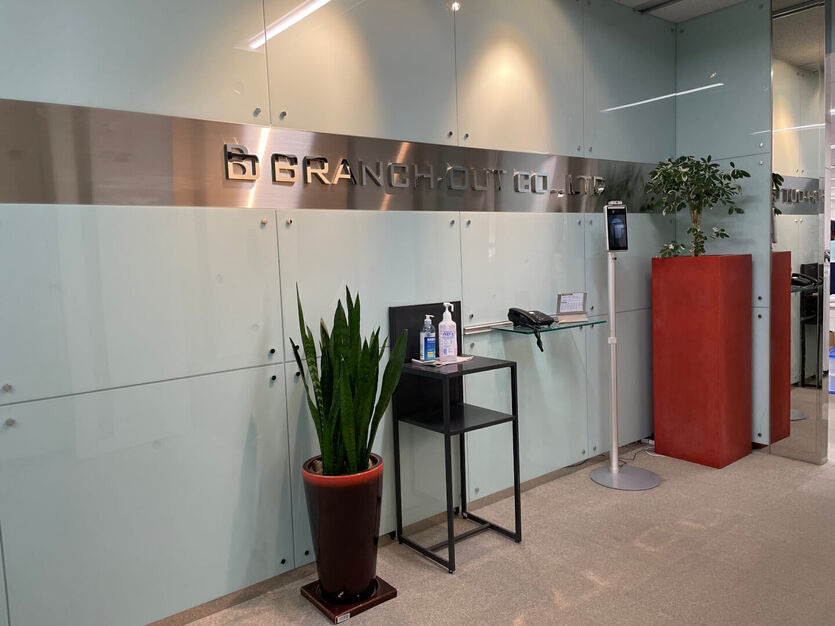 【中途】自社アパレルブランドの企画営業（洋服・雑貨）スタッフ・撮影モデルを募集のカバー写真