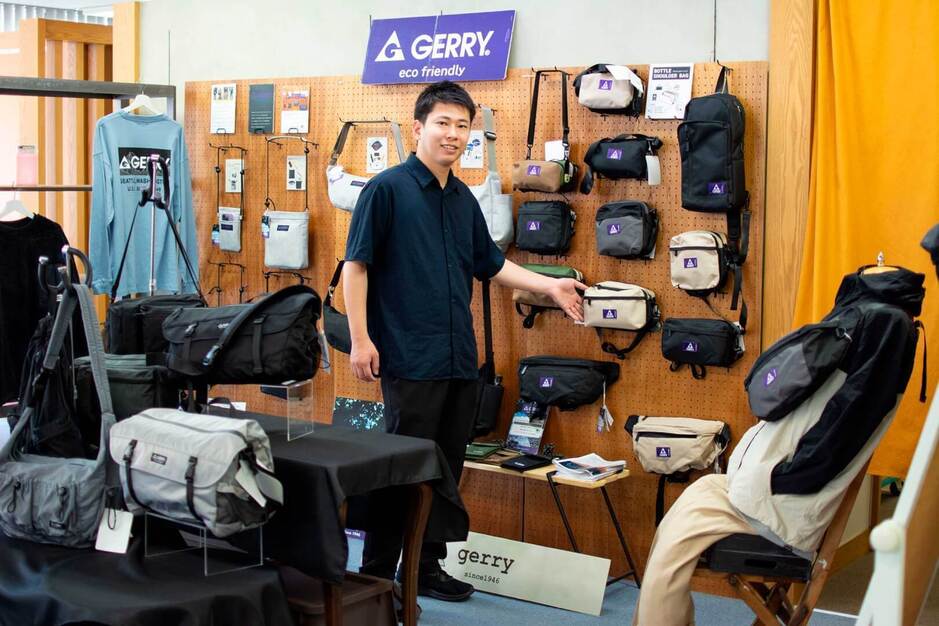 　【営業】街で見かける商品を生み出す｜安定した専門商社｜髪色自由｜年休121日のカバー写真