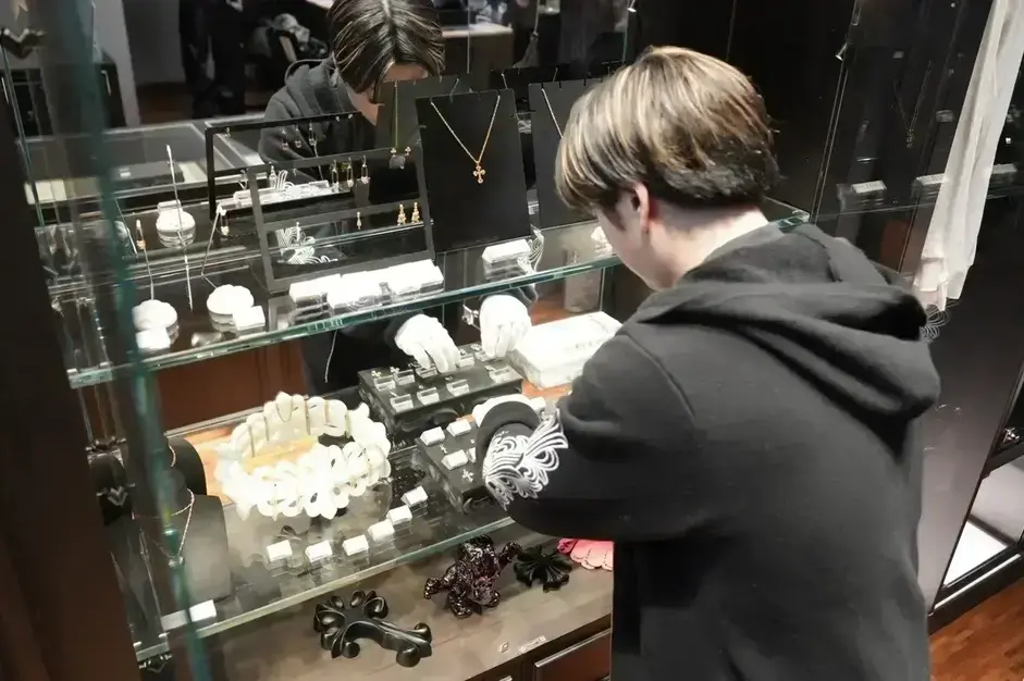 【正社員】シルバーアクセサリーのVMD・スタッフ 完全週休2日 服装・髪型自由のカバー写真