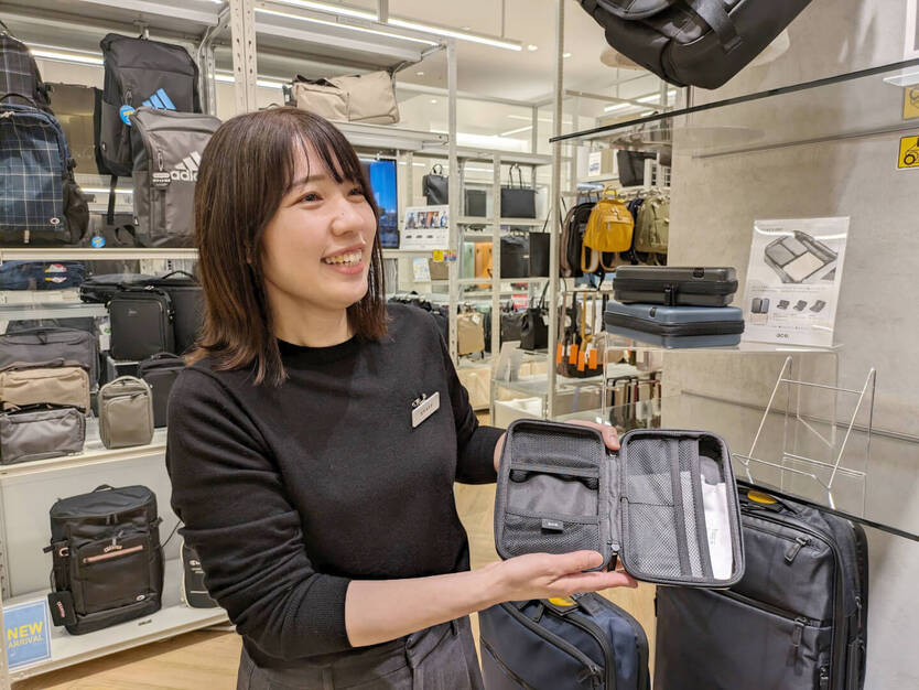 【残業無｜５連休有】鞄・スーツケース販売｜沖縄あしびなー｜コミュニケーション歓迎のカバー写真