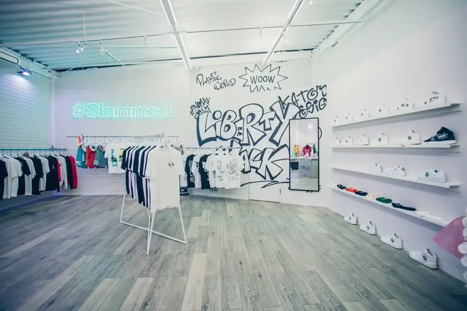 【企画・生産】カーカルチャーアパレル｜残業少なめ！／賞与2回のカバー写真