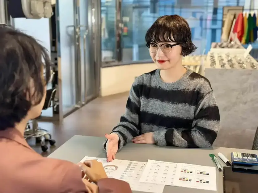 【自由が丘】アイウェアスタイリスト｜未経験歓迎！｜私服・ネイル自由◎のカバー写真