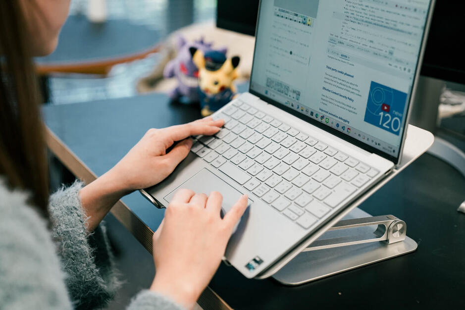 【スニダン】ファッションメディアのライター｜英語力を活かせます！のカバー写真