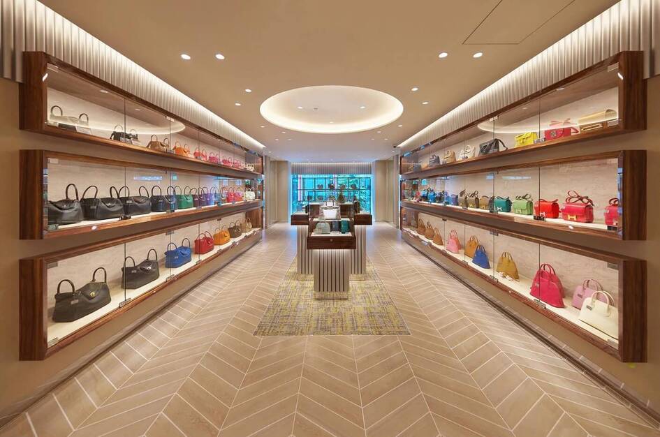 【月給27.5万円スタート】ブランドバッグ販売｜年間休日123日｜大阪のカバー写真