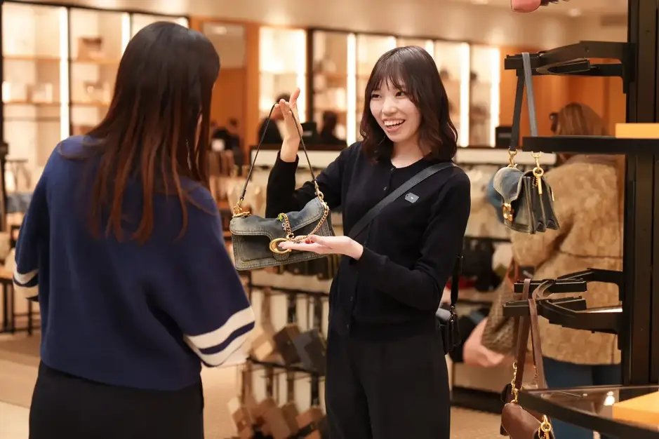 長期【COACH×イオンレイクタウン】時給1,230～1,300円／接客販売のカバー写真