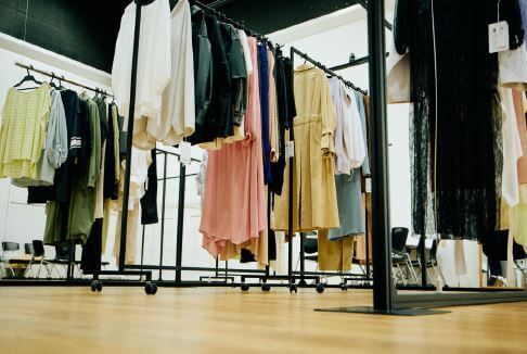 原宿勤務！大人気ヤングカジュアルブランドの生産管理のカバー写真