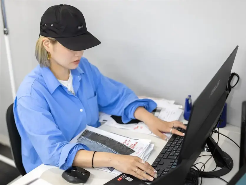 【生産管理】管理者候補｜レディースアパレル｜服装髪色自由のカバー写真