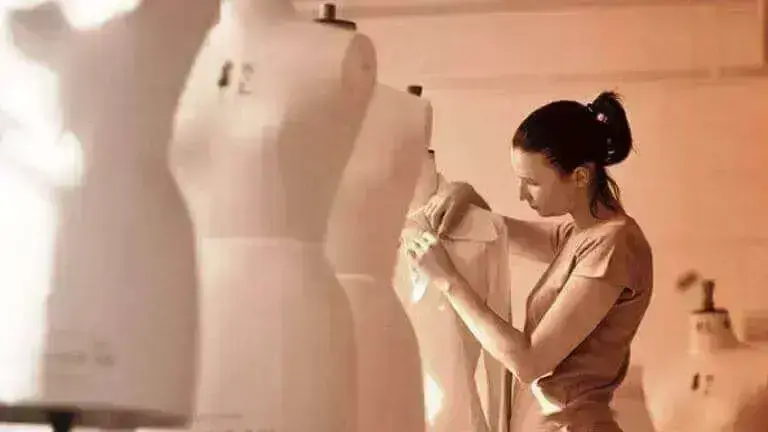 8875_ファッション性と機能性を兼ね備えたアイウェア_プロダクト企画デザイナーのカバー写真