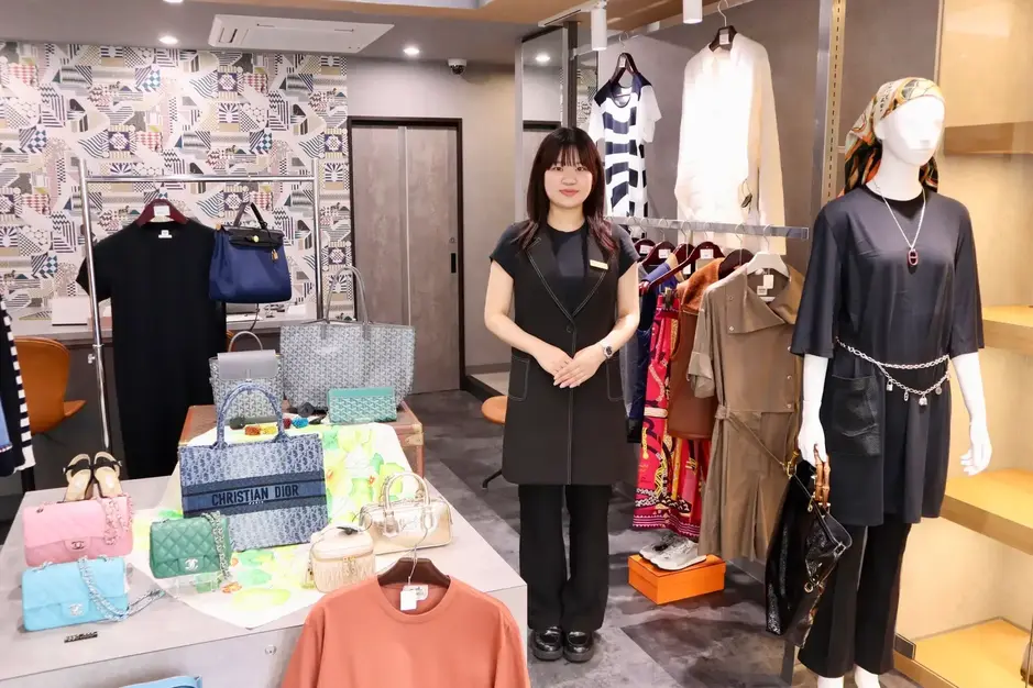 【渋谷区/正社員】ブランド品の接客・EC事務スタッフ｜年休115日・日曜定休 のカバー写真