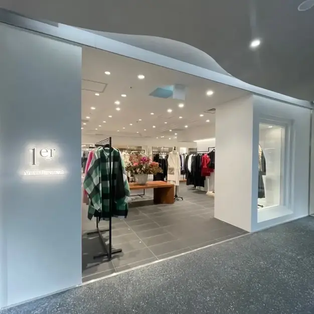 本社（渋谷区）勤務／時給2,000円／仮縫いモデル／レディース服／月2回程度のカバー写真