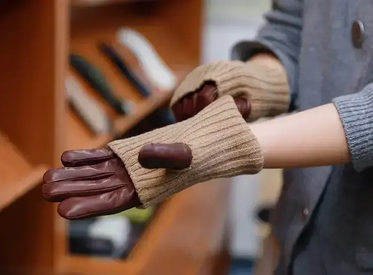 【OEM営業｜年収750万円可｜手袋国内トップクラス◆年間休日122日のカバー写真