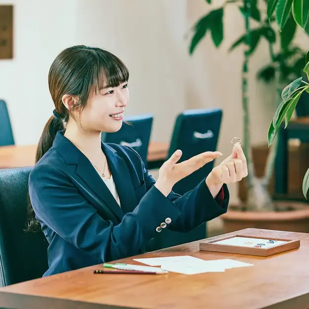 【デザイナー(接客・販売)】オーダーメイドの結婚指輪のデザイン提案・販売スタッフのカバー写真