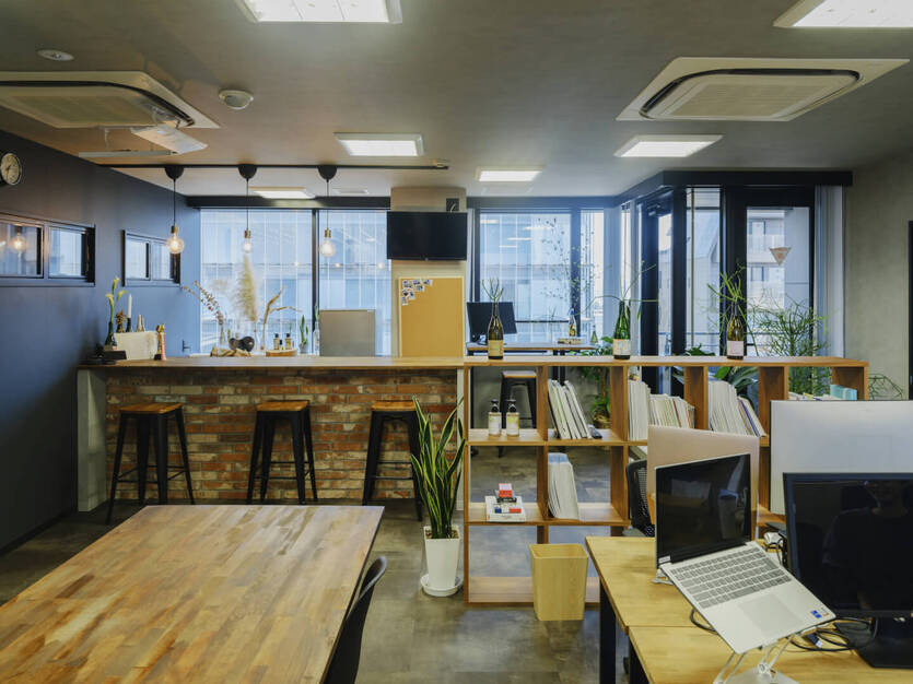 アパレルやコスメ、ライフスタイルブランドの広告運用担当者募集（未経験OK）のカバー写真