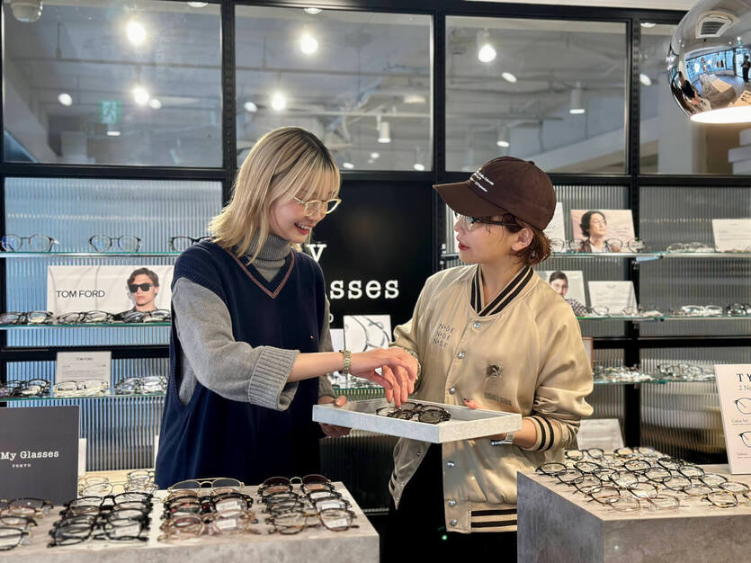 ファッション×接客で自分らしく働ける！オーマイグラス販売スタッフのカバー写真