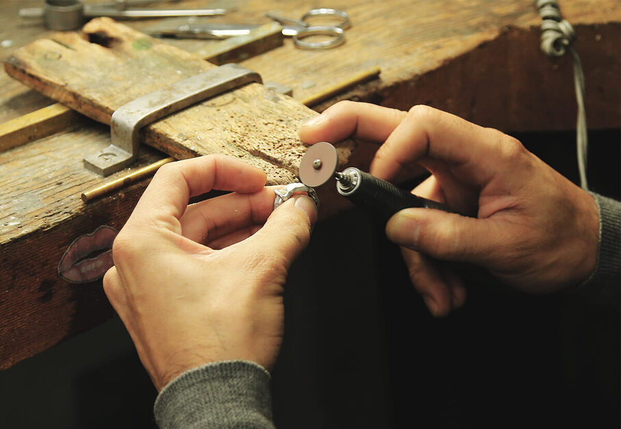 【e.m.】【経験者募集】ジュエリー制作職人のカバー写真