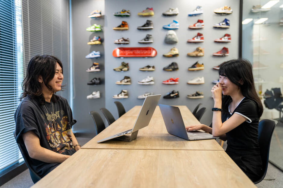 【髪型服装自由】未経験からWEBディレクターを目指す！自社メディアのライター！のカバー写真