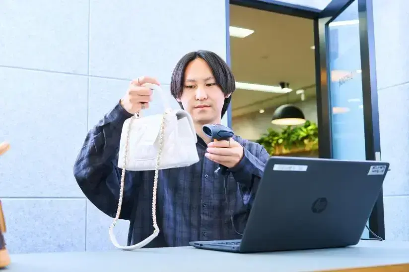 未経験OK！社員登用あり|ハイブランド品の撮影orデータ入力業務✨服装髪色自由！のカバー写真