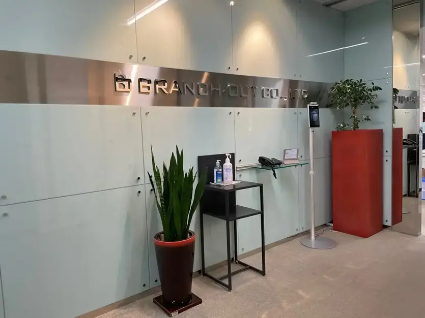 【中途】自社アパレルブランドの企画営業（洋服・雑貨）スタッフ・撮影モデルを募集のカバー写真