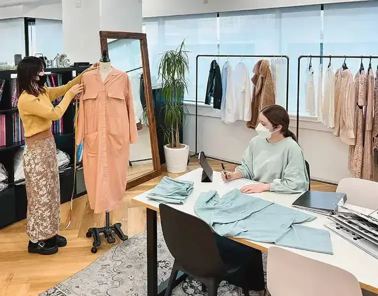 【正社員】アパレル事務スタッフ（貿易事務・納品管理）のカバー写真
